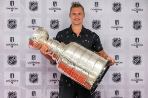 Nico Sturm hält den Stanley Cup in seinen Händen.