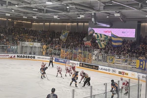 Die Lausitzer Füchse gewinnen das erste Pre-Play-off-Spiel gegen die Eispiraten Crimmitschau.