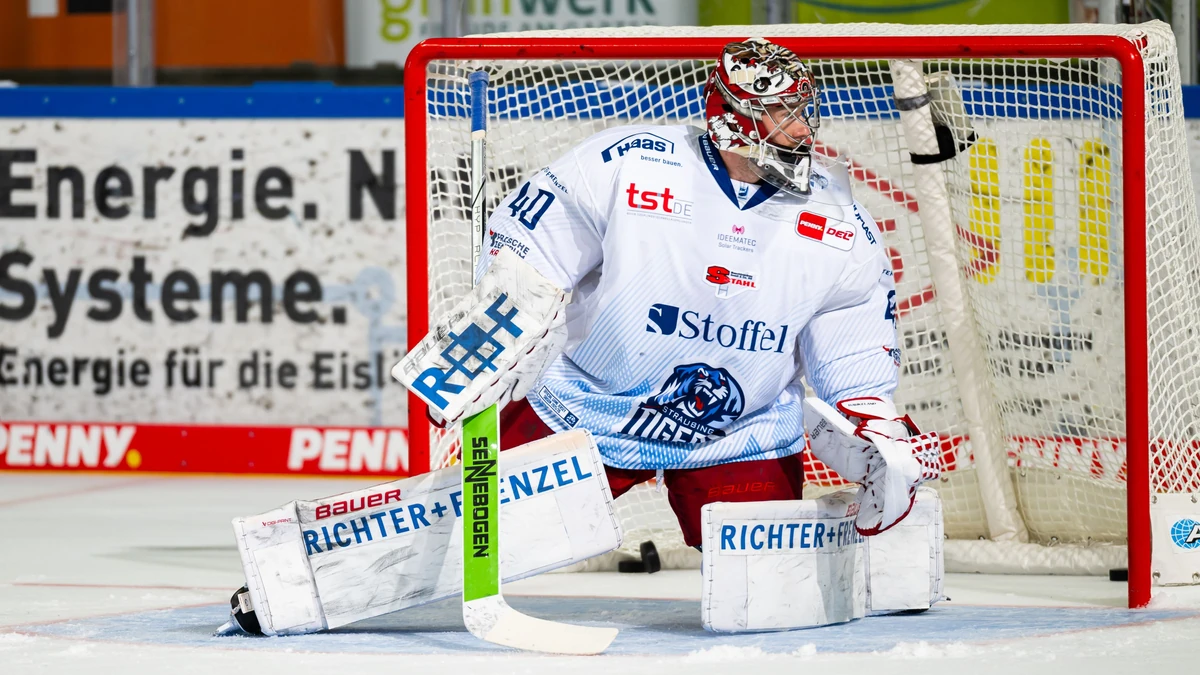 Henrik Haukeland im Tor der Straubing Tigers. 