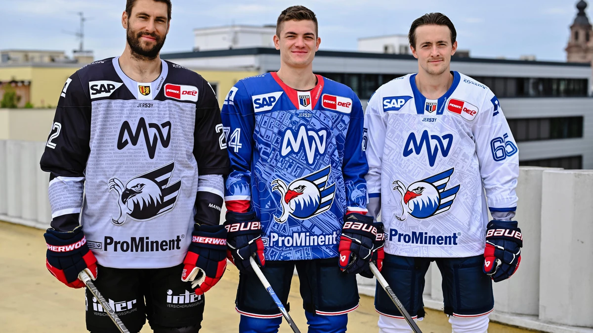 Matthias Plachta, Justin Schütz und Marc Michaelis (v.l.n.r.) im Trikot der Adler Mannheim.