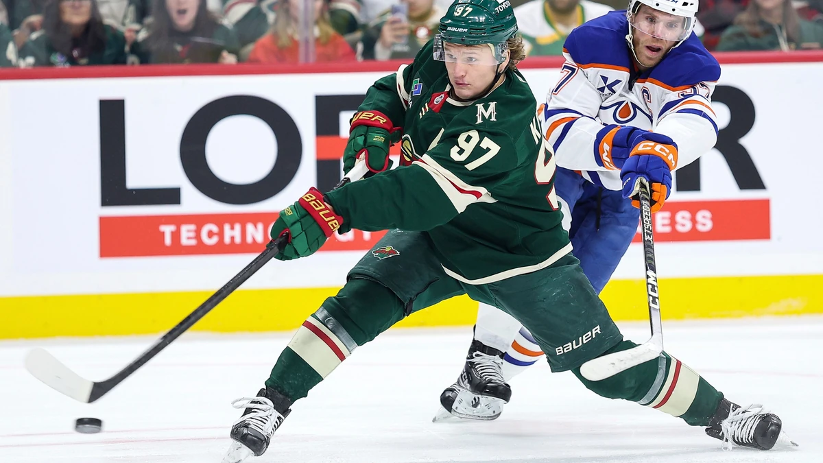 Kirill Kaprizov (links) von den Minnesota Wild im Duell mit Connor McDavid (rechts) von den Edmonton Oilers.
