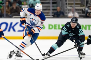 Josh Samanski (links) im Trikot der Edmonton Oilers. 