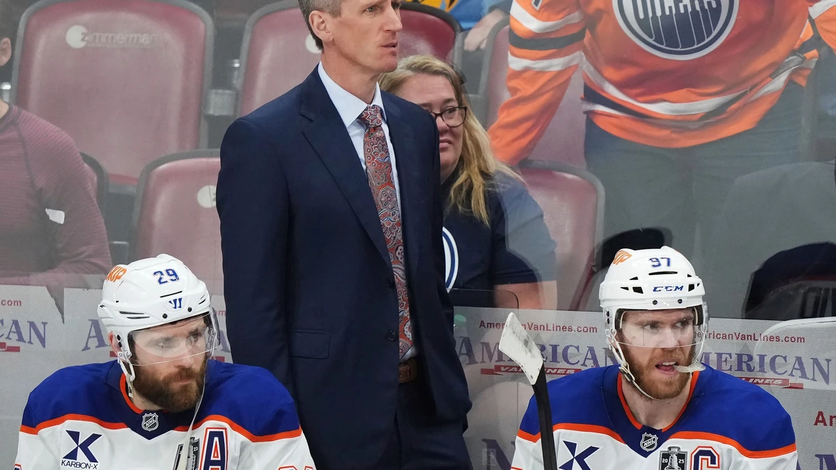 Cheftrainer Kris Knoblauch hat einen neuen Dreijahresvertrag mit den Edmonton Oilers bis zur Saison 2028/29 unterzeichnet. 