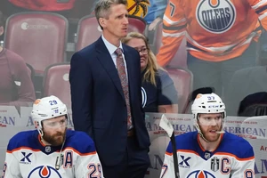 Cheftrainer Kris Knoblauch hat einen neuen Dreijahresvertrag mit den Edmonton Oilers bis zur Saison 2028/29 unterzeichnet.