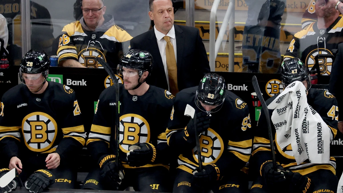 Marco Sturm als Cheftrainer auf der Bank der Boston Bruins mit einigen Spielern.