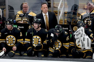 Marco Sturm als Cheftrainer auf der Bank der Boston Bruins mit einigen Spielern.