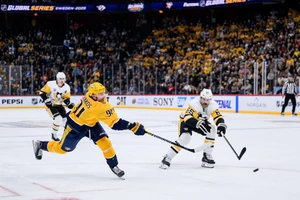 Steven Stamkos (links) war mit dem 2:1-Siegtor in der Overtime der Matchwinner für die Nashville Predators bei der NHL Global Series in Stockholm gegen die Pittsburgh Penguins. 