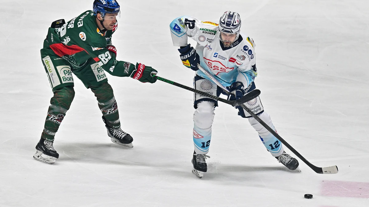 Andrew Yogan (rechts, weißes Trikot) gehört als zweifacher Torschütze zu den Matchwinnern beim 4:2-Erfolg der Dresdner Eislöwen bei den Augsburger Panthern. 