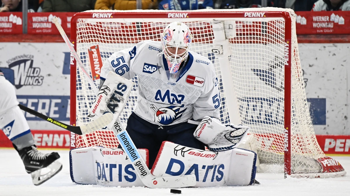 Torhüter Maximilian Franzreb im Trikot der Adler Mannheim.