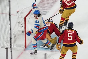 Mika Zibanejad (links) war mit einem Hattrick und fünf Punkten der Matchwinner beim 5:1-Erfolg der New York Rangers im NHL Winter Classic gegen die Florida Panthers. 