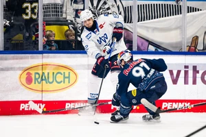 Nicolas Mattinen (links, weißes Trikot) traf doppelt beim 4:2-Auswärtssieg der Adler Mannheim bei den EHC Red Bull München. 