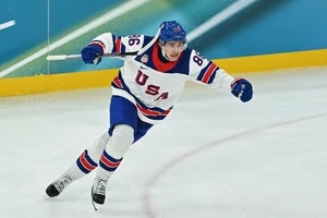 Jack Hughes schoss in der Overtime den 2:1-Siegtreffer zum Olympiasieg der USA gegen Kanada. 