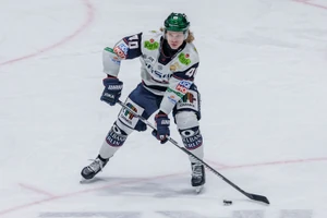 Verteidiger Korbinian Geibel im Trikot der Eisbären Berlin.