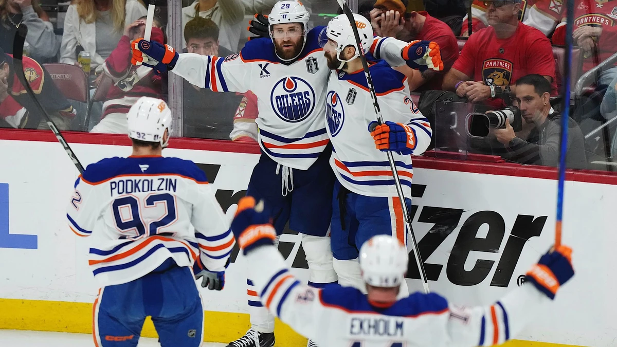 Leon Draisaitl feiert zusammen mit seinem Teamkollegen den Siegtreffer in Spiel 4 zum 5:4 und den 2:2-Serienausgleich.