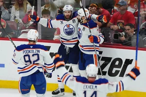 Leon Draisaitl feiert zusammen mit seinem Teamkollegen den Siegtreffer in Spiel 4 zum 5:4 und den 2:2-Serienausgleich.