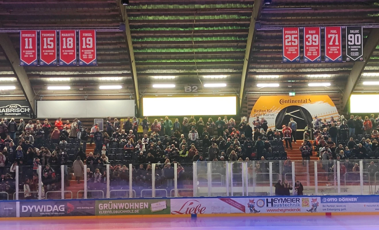 Die Spielerbanner hängen nun unter dem Hallendach.