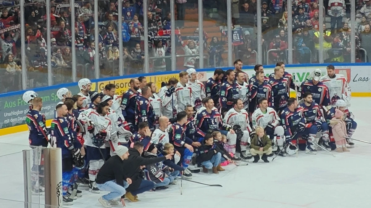 Der aktuelle Kader der Hannover Indians und die Legenden des ECH standen sich anlässlich der Ehrung gegenüber.