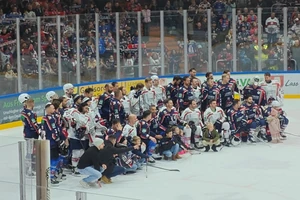 Der aktuelle Kader der Hannover Indians und die Legenden des ECH standen sich anlässlich der Ehrung gegenüber.