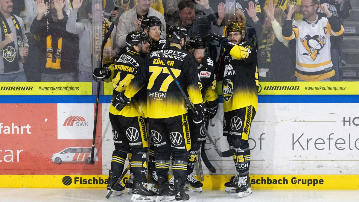 Die Krefeld Pinguine bejubeln einen Treffer. 