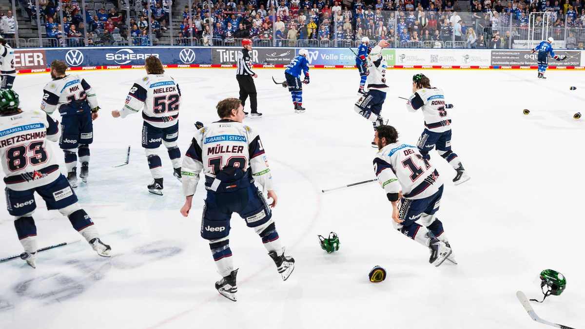 Die Eisbären Berlin bejubeln die dritte Meisterschaft in Folge. 