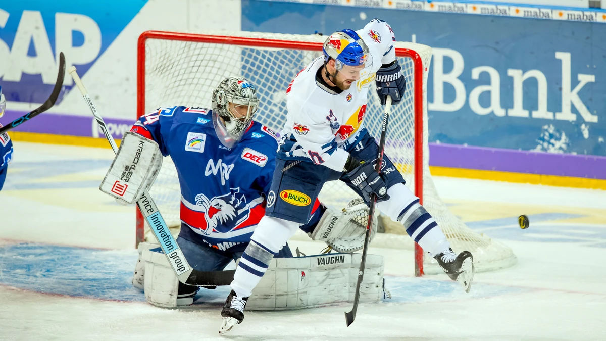 Brooks Macek (rechts; hier im Trikot des EHC Rrd Bull München) spielt zukünftig für die Adler Mannheim. 
