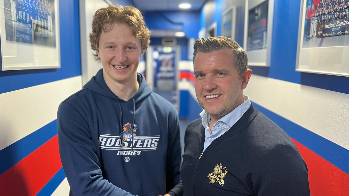 Norwin Panocha zusammen mit Roosters-Sportdirektor Franz-David Fritzmeier.