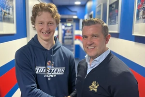 Norwin Panocha zusammen mit Roosters-Sportdirektor Franz-David Fritzmeier.
