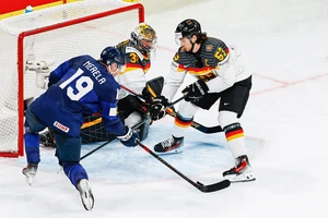 Torhüter Philipp Grubauer und Moritz Seider (rechts) gehörten zu den stärksten Spielern bei der knappen 1:3-Niederlage der DEB-Auswahl gegen Finnland.