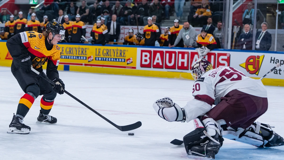Josh Samanski (links) scheitert per Alleingang an Letten-Torhüter Kristers Gudlevskis. 