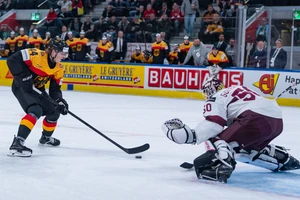 Josh Samanski (links) scheitert per Alleingang an Letten-Torhüter Kristers Gudlevskis.