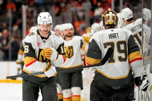 Pavel Dorofeyev (links) und Carter Hart gehörten zu den Matchwinnern beim Auftaktsieg der Vegas Golden Knights in die Conference Finals.