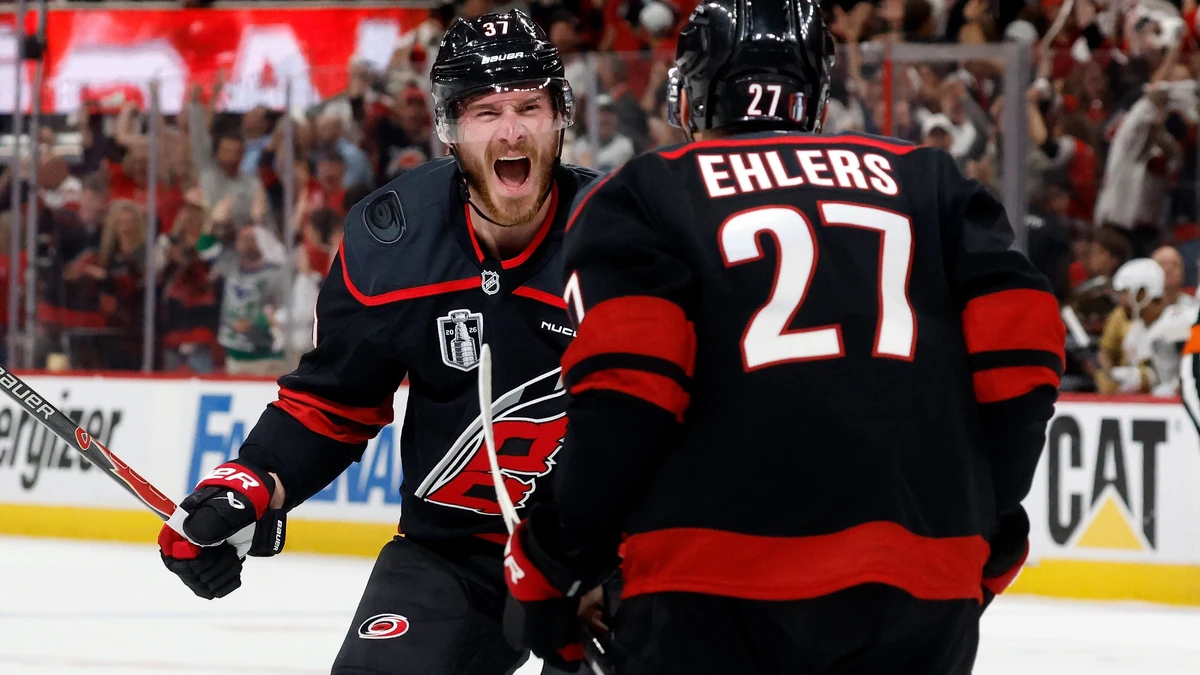 Doppeltorschütze Andrei Svechnikov (links) war der Sieggarant für die Carolina Hurricanes in Spiel des Stanley Cup Finals. 