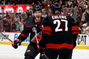 Doppeltorschütze Andrei Svechnikov (links) war der Sieggarant für die Carolina Hurricanes in Spiel des Stanley Cup Finals. 