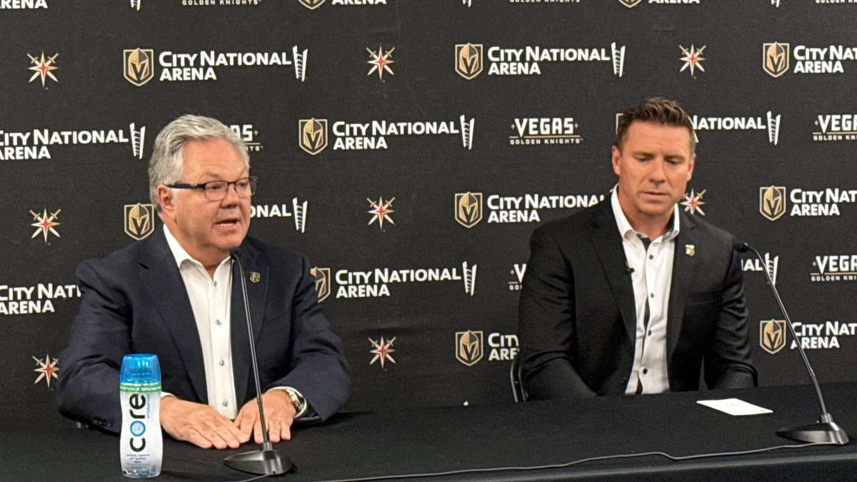 Ryan Craig (rechts) bei der Vorstellung als neuer Cheftrainer der Vegas Golden Knights. 