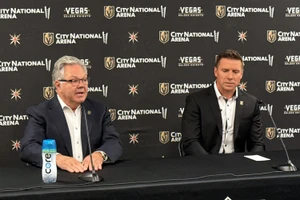 Ryan Craig (rechts) bei der Vorstellung als neuer Cheftrainer der Vegas Golden Knights. 