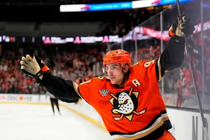 Leo Carlsson bleibt bei den Anaheim Ducks und ist nun der bestbezahlte NHL-Spieler.
