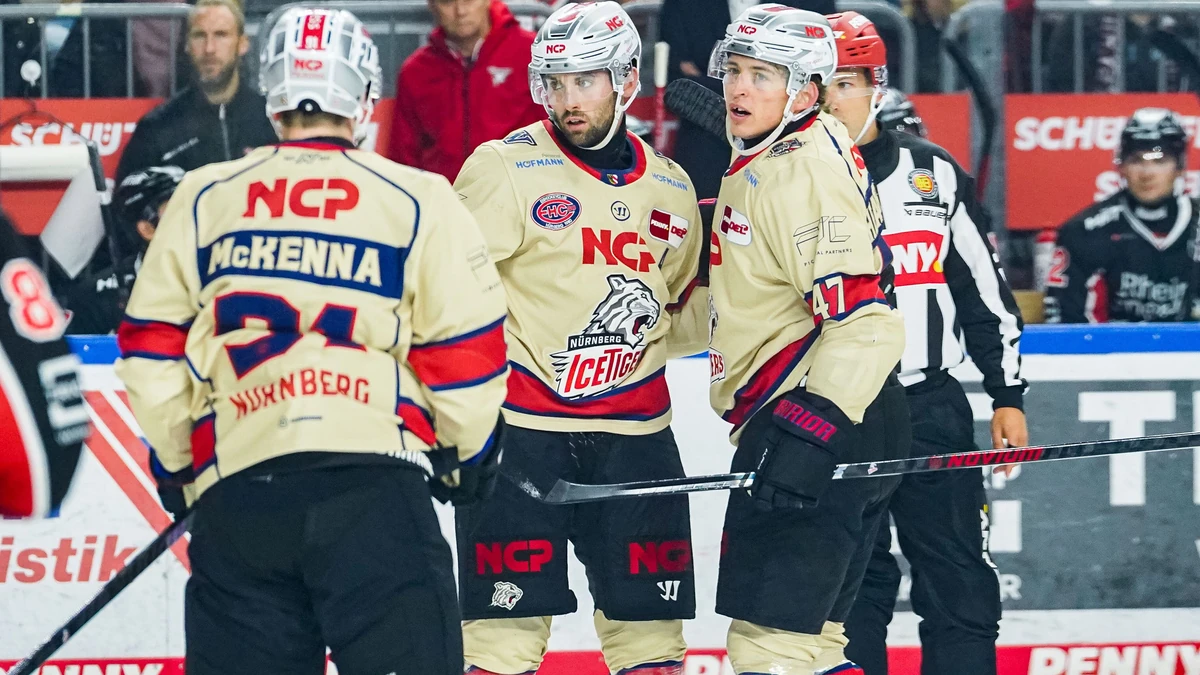 Evan Barratt (Mitte) und Owen Headrick (rechts) im Trikot der Nürnberg ice Tigers.