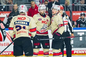 Evan Barratt (Mitte) und Owen Headrick (rechts) im Trikot der Nürnberg ice Tigers. 