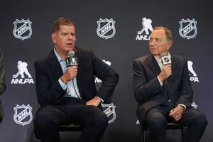 NHLPA Executive Director Marty Walsh (links) und NHL Commissioner Gary Bettman (rechts).