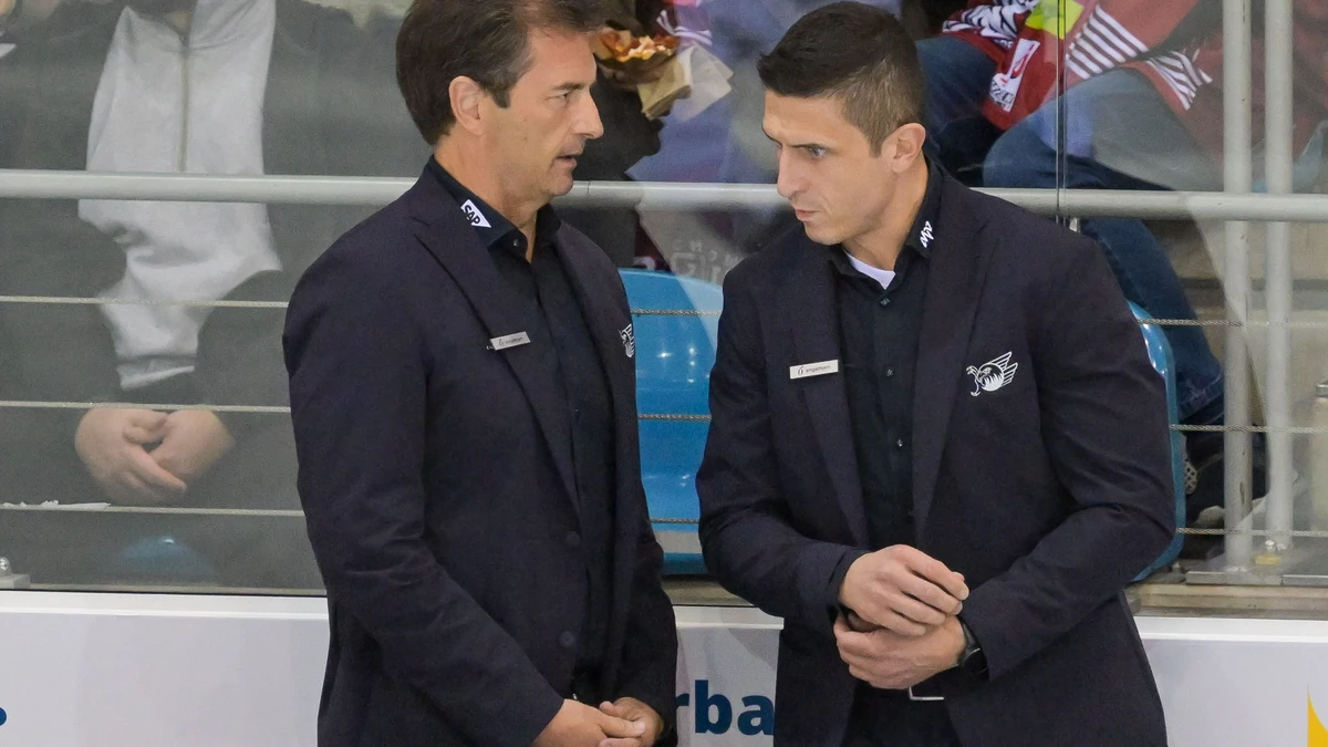 Cheftrainer Dallas Eakins (links) und Co-Trainer Marcel Goc (rechts) hinter der Bande der Adler Mannheim.