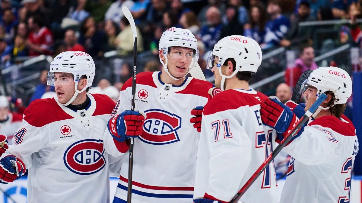 Maksymilian Szuber (zweiter von links) im Trikot der Montreal Canadiens.