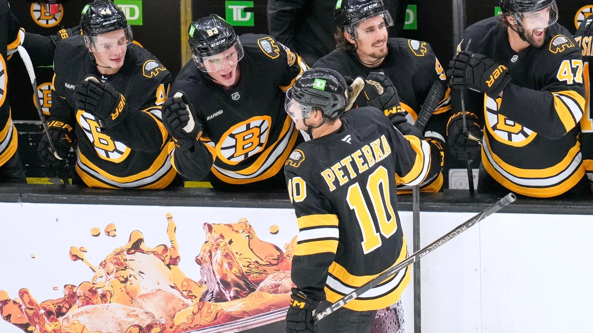 JJ Peterka im Trikot der Boston Bruins.