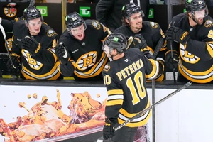 JJ Peterka im Trikot der Boston Bruins.