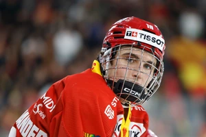 Der Schweizer Noah Neuschwandner im Trikot des EHC Biel. 