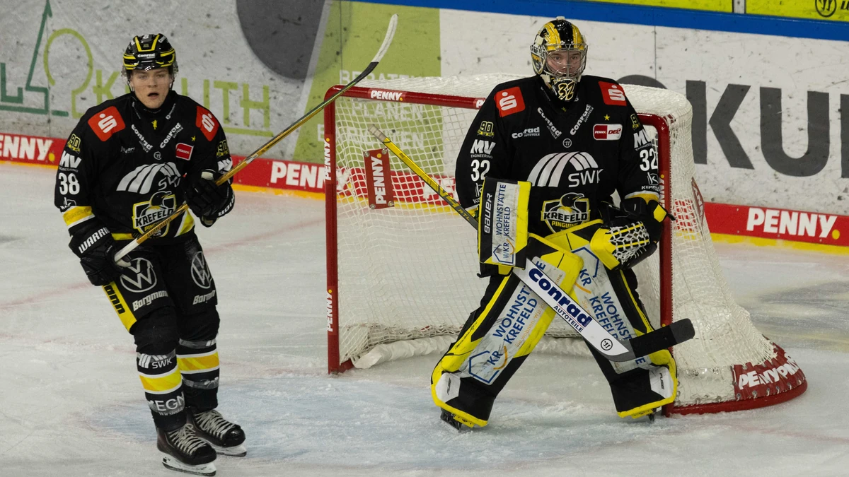 Tim Schütz (links) und Juha Jatkola (rechts) im Trikot der Krefeld Pinguine.
