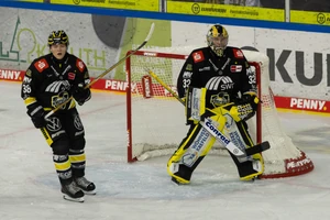 Tim Schütz (links) und Juha Jatkola (rechts) im Trikot der Krefeld Pinguine.