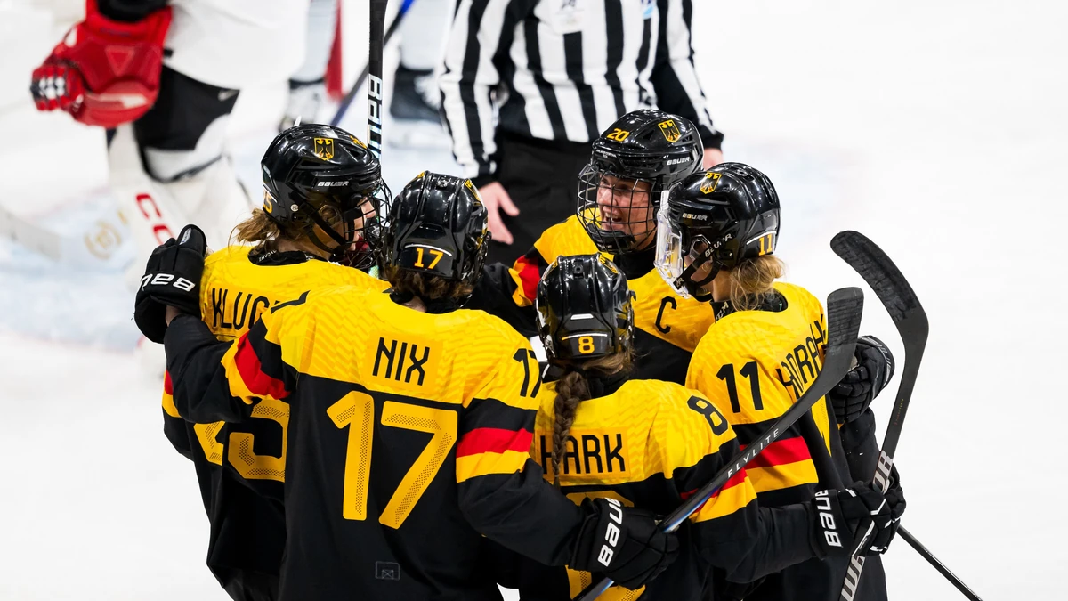 Die DEB-Frauen feiern Sieg gegen Japan. 