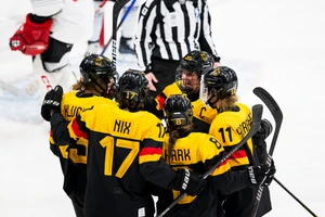 Die DEB-Frauen feiern Sieg gegen Japan. 