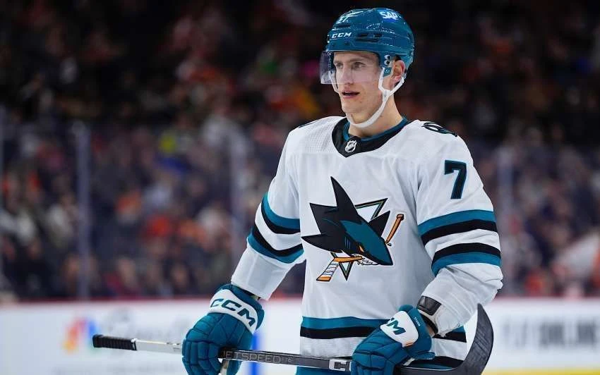Meister Florida Panthers hat Nationalspieler Nico Sturm von Ligaschlusslicht San Jose Sharks verpflichtet.