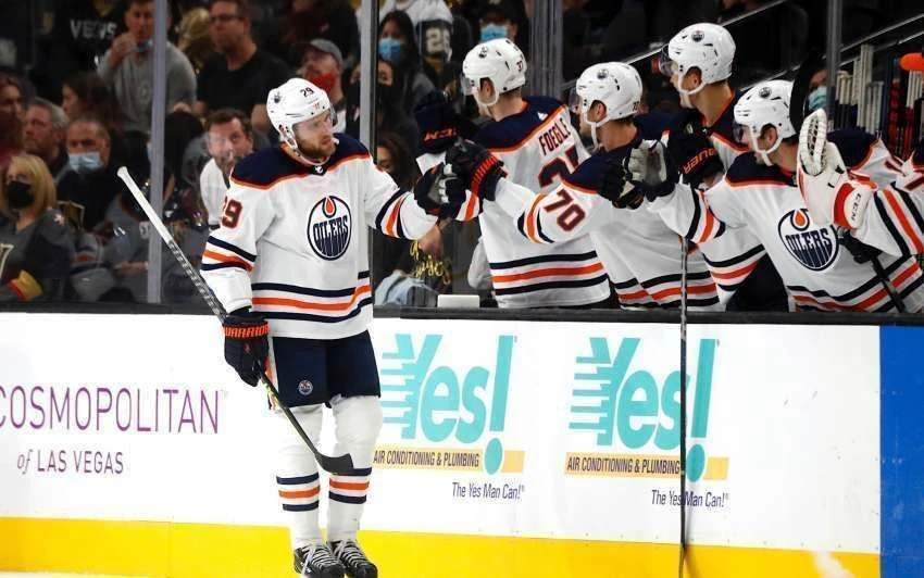 Leon Draisaitl traf doppelt beim 2:1-Sieg nach Verlängerung der Edmonton Oilers gegen die New York Islanders und durchbrach als zweiter Spieler der Saison die 100-Punktemarke.